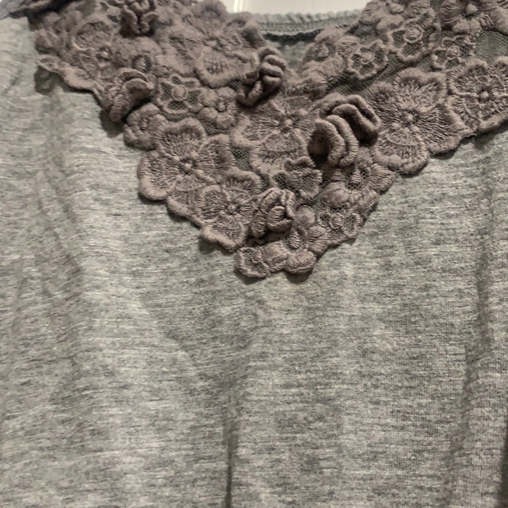 Gray top - Picture 4 of 5